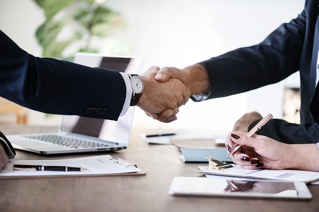 ea34b7082afd043ecd0b470de7444e90fe76e7d01db6124891f7c7_640_handshake-1